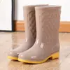 Sapatos de chuva de alta impermeabilidade da moda para adultos, botas de chuva para trabalho, botas de chuva antiderrapantes, sapatos de borracha femininos, cobre-sapatos para pisar na cozinha, sola de couro bovino de verão