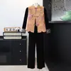 Novo conjunto de mãe estilo chinês, conjunto de top e colete de veludo dourado, roupas para mulheres de meia-idade e idosas, elegante conjunto de três peças de outono com fechos de botão