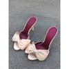Sandalias elegantes de alta gama, nuevo modelo de verano europeo y americano, pantuflas sexys de tacón alto con lazo, punta abierta de satén, sandalias encantadoras de una sola tira