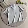 Camiseta masculina estilo coreano, design de nicho, falsa peça dupla, marca da moda, patchwork, gola dobrável, manga curta, casual e estilosa, camiseta polo de manga meia-calça com caimento solto