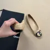 Versión de piel de oveja~cuero genuino interior que aumenta la altura, bailarinas con lazo de patrón de diamante para mujer, bailarinas pequeñas estilo Chanel, tacones de punta poco profunda