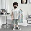 8564 Conjunto de Verano de Manga Corta para Niños 2026 Nuevo Elegante Fresco Estilo Hong Kong Camisa Conjunto de Tres Piezas Moderno para Niños