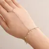 Joia Cruzada Europeia e Americana, Pulseira de Pérola Fashion de Luxo Leve para Mulheres, Acessório de Pulseira Nicho Versátil Simples e Elegante