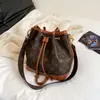 Bolso Cubo Retro Estampado Texturizado de Gama Alta para Mujer 2026 Modelo Nuevo de Alto Valor Lujo Ligero Versátil Bolso de Hombro Cruzado