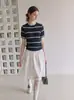 Diseño estilo francés, top corto de punto a rayas de seda helada para mujer, camiseta de manga corta regular para verano para mujeres petite