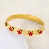 Directo de fábrica europeo y americano transfronterizo parche de acero de titanio hebilla de trébol de cinco hojas pulsera moda sentido de alta gama pulsera chapada en oro venta al por mayor