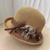 Sombrero de sol tejido estilo coreano de verano para mujer con ala pequeña, bordes enrollados, decoración floral, sombrero de paja con protección solar, moderno, elegante y versátil