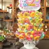Paletas y Caramelos Duros en Varias Formas de Frutas para que los Niños Compartan Dulces y Den a sus Amigos Regalos Navideños. Puestos en la Puerta de la Escuela