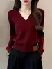 Elegante e estiloso suéter vermelho para mulheres, um tricô de caimento solto perfeito para usar em camadas no inverno, oferecendo calor e um visual sofisticado com suas mangas longas.