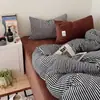 Juego de cuatro piezas de invierno cálido y engrosado estilo coreano ins con puntos y rayas, mezcla de terciopelo de leche, con funda de edredón y sábana de forro polar, 1.8m