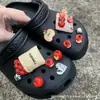 Toma un bocado de una manzana roja Hebilla de zapato zueco DIY Extraíble Lindo Juguete de Comida Botón Flor de Zapato Decoración de Parte Superior Venta al por Mayor