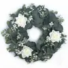 1 peça de guirlanda de flores artificiais verde exuberante de eucalipto e rosa branca de 16,92 polegadas, imitação de primavera e verão para decoração interna e externa, com folhas de eucalipto falsas realistas e decoração de rosas brancas, usada para porta da frente, casa, jardim, casamento, decoração de feriado