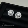 Brincos de Tarraxa Elegantes de Luxo Leve com Microincrustação de Zircônia e Pérola Estilo Francês para Noite Brincos Resistentes Brincos de Alto Padrão Estilo Chanel para Mulheres