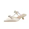 [En Stock] Nueva Colección de Verano: Zapatos Elegantes y Adelgazantes de Tacón Alto con Punta y Detalle de Lazo con Espalda Abierta
