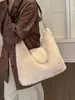 Bolso de felpa moteado retro de invierno de nicho estilo coreano, nueva colección 2026, de alta gama, moderno y con textura, bandolera con cadena