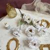 [Material de flor blanca] Arreglo floral de hortensia, rosa, flor de pasto escarchado con decoración de material de hoja de niebla de techo de pasto, flor de simulación para boda