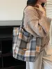 Bolsa de Gran Capacidad Otoño e Invierno Bolso de Commuter de Lana a Cuadros Bolso Versátil de Nicho Maillard Hombro Cruzado Bolso para Estudiantes para Mujer