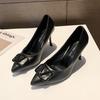 Otoño 2024 Nuevo Tacón de Aguja Puntiagudo Boca Baja Combinable Talla Grande Negro Hebilla en V Zapatos de Tacón Alto Talla Grande para Mujer