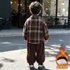 Conjunto de roupa de inverno para meninos 2026 novo estiloso bebê outono e inverno jaqueta xadrez conjunto de três peças roupas de inverno infantis