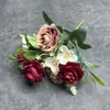 Fabricante direto de rosas artificiais de 5 cabeças para decoração de casa, arranjo de cena de casamento e ornamentos de flores artificiais para atacado transfronteiriço