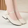 Sapatos femininos minimalistas, versáteis e estilosos de bico quadrado e tira única, com cabedal macio de couro confortável, sola macia e salto grosso, perfeitos para o trajeto diário.