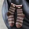 Calcetines de primavera y verano para mujer con etiquetas de tela de color contrastante, rayas coloridas, bordes enrollados, diseño de volantes de moda, versátiles calcetines de algodón hasta la pantorrilla para primavera y otoño