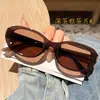 2337 Primavera Temprana Nuevo Estilo Transfronterizo Unisex Modernos Geniales Gafas de Sol Gafas de Sol al por Mayor Marco de Té Transparente Lente Negro Gris Gafas de Sol