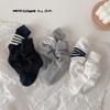 Calcetines infantiles nuevos para primavera y verano 2024 calcetines de moda de Corea del Sur color sólido negro blanco gris tres rayas AB calcetines de tubo para niños y niñas