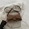 Bolsa Baguete de Ombro 2026 com Estampa de Leopardo Retrô, Fivela de Metal, Fecho de Aba, Detalhe de Corrente e Alça de Ombro/Transversal