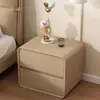 Mesita de noche de madera maciza con almacenamiento de cuero de microfibra, acogedora habitación de estilo crema de moda, lujo minimalista y moderno