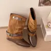 Botas de Cano Curto Merlot Outono 2026 Femininas Emagrecedoras Cano Curto Fivela Salto Oculto Botas para Calça Bico Quadrado Botas de Cano Curto para Panturrilha Larga