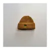 Gorro de punto bordado con letras estilo coreano para niños, unisex, con protección para las orejas, nuevo gorro de invierno a rayas para otoño/invierno, al por mayor