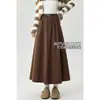 Foto real de falda de pana para mujer, nueva falda A de longitud media vintage para otoño/invierno 2026 que cubre las caderas y tiene un dobladillo grande