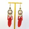 Pendientes familiares de plumas retro de venta caliente de e-commerce de fábrica, pendientes largos de plumas multicolor para vacaciones, diseño con cuentas