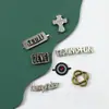 Placas de nombre de metal fundido a presión de aleación de zinc personalizadas para ropa y accesorios, etiquetas metálicas electrochapadas para mochilas, logotipo