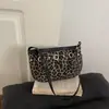 Bolsa de Ombro Única Versátil Design de Personalidade Camurça Pelúcia Moda Estilosa Estampa de Leopardo Simples Retrô Bolsa de Ombro Única para o Dia a Dia