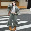 Conjunto de mezclilla estilo americano para niñas, nuevo modelo primavera/otoño 2026, chaqueta de primavera tie-dye y pantalones de pierna ancha conjunto de dos piezas para niños mayores, moderno