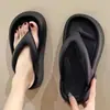 Chinelos de Verão Versáteis com Bico Reto Antiderrapantes Pretos Femininos com Solado Grosso Chinelos Femininos Sensação de 'Merda' para Uso Interno e Externo