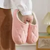 Chinelos de algodão para mulheres e casais, adequados para uso interno no inverno, com forro adicional de fleece para aquecimento, proporcionando uma sensação macia e confortável, e também disponíveis em tamanhos masculinos para outono e inverno.