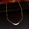 Collar con colgante ovalado de circón bañado en oro real de 18 quilates, cadena de clavícula de lujo ligero de alta gama, accesorio simple y de nicho para mujer