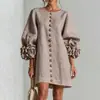 Moda femenina transfronteriza europea y americana 2026: Vestido corto de estilo francés, elegante, de color liso, con estampado floral tridimensional y mangas abullonadas