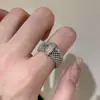 Como uma Borboleta na Natureza, Anel Vintage com um Estilo Fashionável Old Money, Anel Dourado com um Toque de Luxo Leve e High-End, Anel Aberto