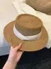 Sombrero de Paja Plano de Alta Calidad con Calados para Mujer, Sombrero de Verano Estilo Francés, Versátil para Vacaciones y Playa, Hace que la Cara Parezca Más Pequeña