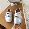 Zapatos de Cuero para Niños 2026 Otoño Versión Coreana Zapatos Planos de Princesa con Cordones para Niñas Lindos Zapatos Pequeños de Cuero Plateados para Bebés