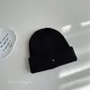 Chapéu de Lã Estilo Coreano com Bordado de Letra, Furos Pequenos, Rua Personalizada, Novo Chapéu Versátil de Outono e Inverno, Chapéu de Tricô Quente