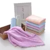 Toallas cuadradas de vellón de coral de color liso al por mayor del fabricante para uso doméstico, toallas pequeñas suaves y absorbentes para niños, toallas de mano para el hogar, paños de limpieza