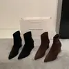 Botas de tornozelo pontudas de camurça estilo francês para mulheres, nova coleção outono/inverno 2026, botinhas afinadoras, botas de tornozelo de salto alto com uma única tira
