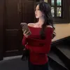 Top de punto rojo versátil sin hombros para mujer, camisa base ajustada para ceñir la cintura en otoño e invierno con un toque atrevido