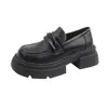 Mocassins de couro pretos estilo britânico retrô com sola grossa para mulheres, nova coleção de verão 2026, perfeitos para mulheres baixinhas, que aumentam a altura e versáteis