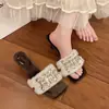Pantuflas de Gamuza Retro con Punta Cuadrada y Pedrería de una Sola Tira para Mujer 2026 Nuevo Estilo Pequeño Aroma Elegante para el Trabajo Zapatos de Pantufla con Tacón Fino